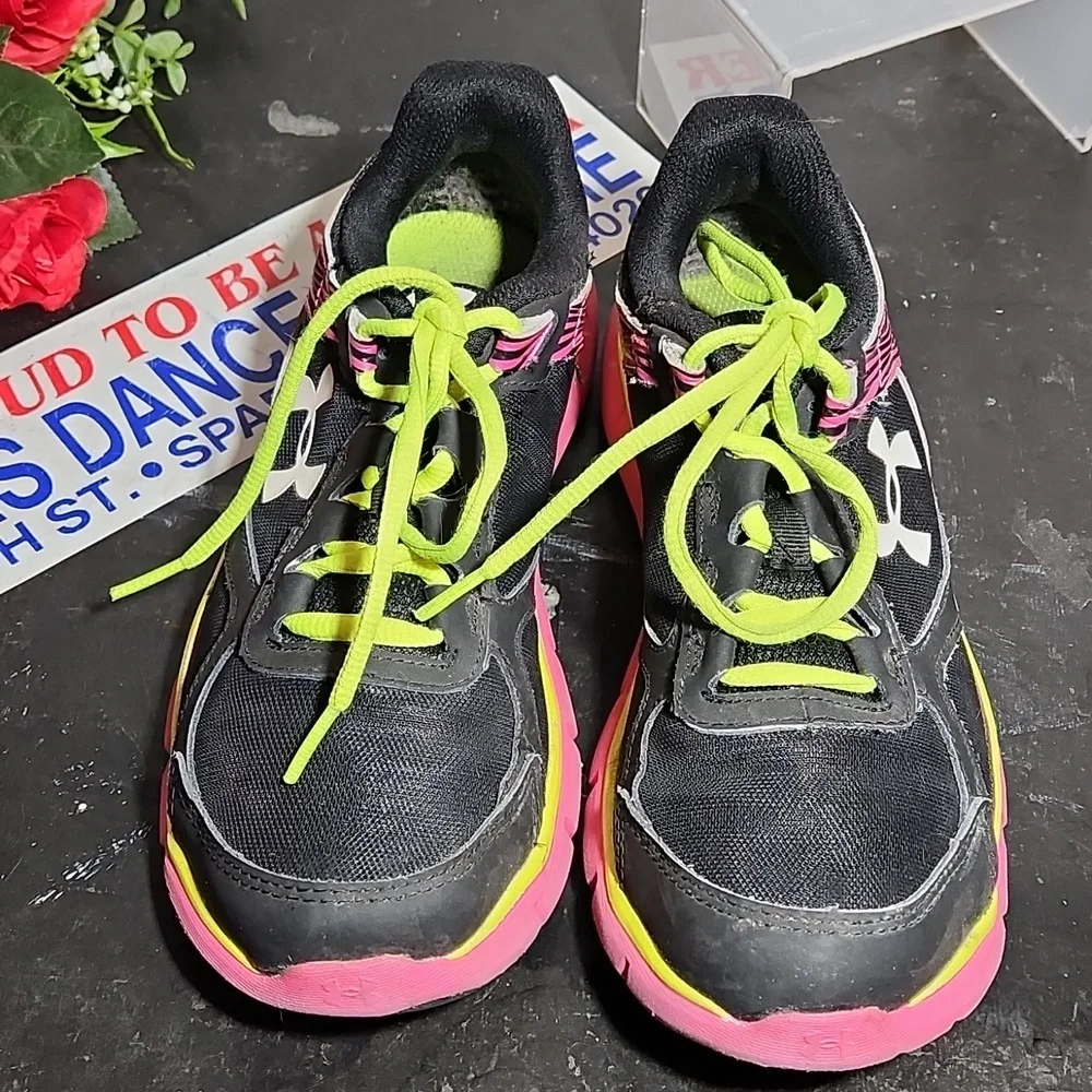 UNDER ARMOUR Micro G Velosity Pink Black Neon 5Y